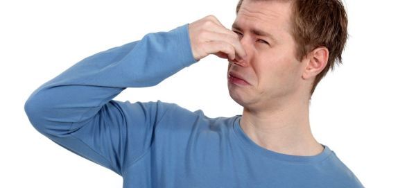 Резкий и неприятный запах мочи у мужчин: причины, диагностика, лечение