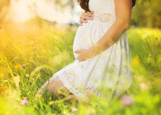 Подтекание мочи при беременности на поздних сроках: причины, симптомы, лечение