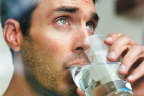 Резкий и неприятный запах мочи у мужчин: причины, диагностика, лечение