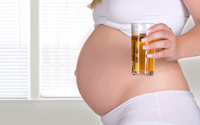 Повышенные лейкоциты в моче при беременности: норма, причины, как понизить