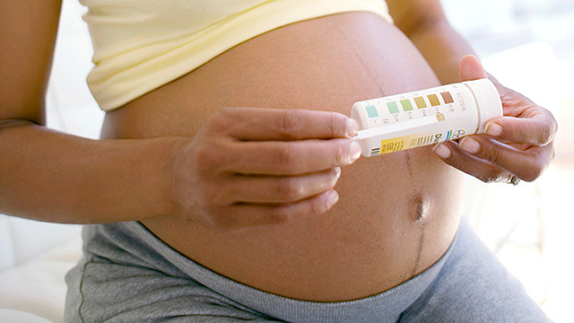 Запах и цвет мочи при беременности на ранних сроках: норма, причины изменения